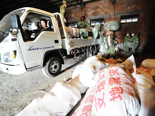 5月22日,解放軍駐哈爾濱某部官兵將救災(zāi)物資裝車(chē)。 當(dāng)日,裝載著黑龍江省緊急籌集的10萬(wàn)條棉被、10萬(wàn)套衣物及部分藥品的救災(zāi)物資專(zhuān)列從哈爾濱發(fā)往甘肅地震災(zāi)區(qū)。 新華社記者 王建威 攝