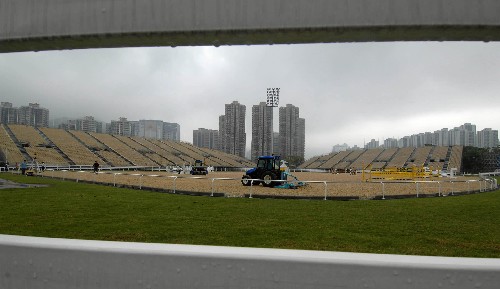 5月22日,香港賽馬會宣布,位于沙田的北京奧運馬術比賽主賽場已竣工,下周可交付北京奧運馬術比賽承辦單位使用。奧運會馬術盛裝舞步和場地障礙賽將在此舉行。圖為位于沙田的北京奧運馬術比賽主賽場內景(5月22日攝)。 新華社記者公磊攝