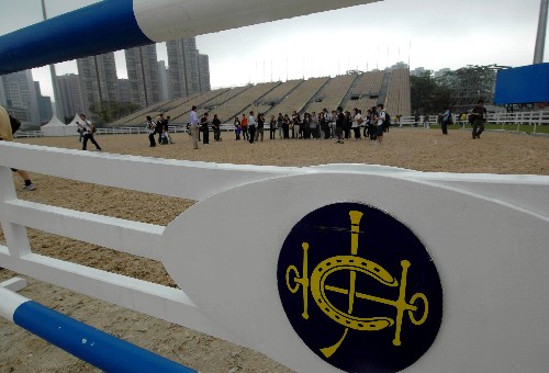 5月22日,記者在奧運會沙田馬術比賽場地采訪。當日,香港賽馬會宣布,位于沙田的北京奧運馬術比賽主賽場已竣工,下周可交付北京奧運馬術比賽承辦單位使用。奧運會馬術盛裝舞步和場地障礙賽將在此舉行。 新華社記者公磊攝