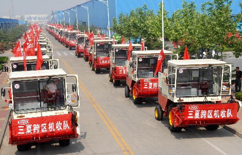 5月22日,參加“三夏”跨區(qū)服務(wù)的農(nóng)機(jī)準(zhǔn)備出發(fā)。 當(dāng)日,山東濰坊參加2008年“三夏”跨區(qū)作業(yè)的農(nóng)機(jī)手和某農(nóng)業(yè)裝備制造企業(yè)的服務(wù)人員一起出發(fā),奔赴山西、河南等省市的麥?zhǔn)找痪€,展開為期一個(gè)半月的“三夏”麥?zhǔn)沾髸?huì)戰(zhàn)。 新華社發(fā)(曹亮華 攝)