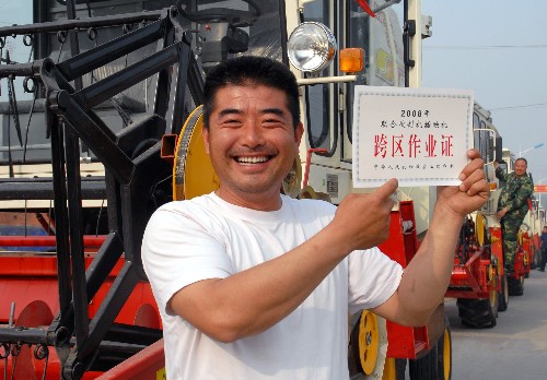 5月22日,山東省棗莊市“三夏”農(nóng)機(jī)跨區(qū)作業(yè)戶郭飛拿著“跨區(qū)作業(yè)證”喜笑顏開。 當(dāng)日,山東省棗莊市“三夏”農(nóng)機(jī)跨區(qū)作業(yè)出征儀式在嶧城區(qū)舉行,200余臺(tái)聯(lián)合收割機(jī)踏上今年跨區(qū)作業(yè)的征程。 新華社發(fā)(孫啟路 攝)