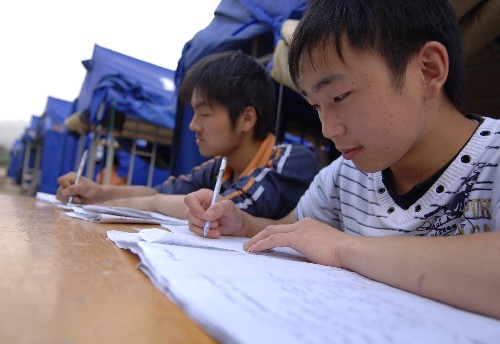 5月27日,陜西省寧強(qiáng)縣一中高三年級(jí)的學(xué)生在臨時(shí)校舍學(xué)習(xí)。這所高中的高三年級(jí)于5月18日復(fù)課,為了防范余震,學(xué)生均在操場(chǎng)的帳篷中上課、住宿。 當(dāng)日,陜西省寧強(qiáng)縣發(fā)生5.7級(jí)余震。 新華社記者 陳鋼 攝