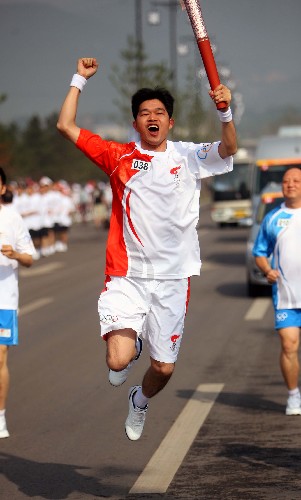 6月26日,奧運火炬手宋衍在傳遞過程中興奮得高高躍起。當(dāng)日,北京奧運圣火在山西太原傳遞。 新華社記者 邢廣利 攝