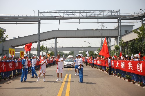 6月26日,奧運火炬手在太原鋼鐵(集團(tuán))有限公司廠區(qū)內(nèi)傳遞。當(dāng)日,北京奧運圣火在山西太原傳遞。 新華社記者邢廣利攝