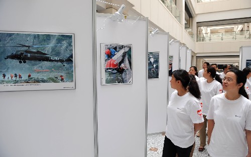 6月26日,哈爾濱市民參觀抗震救災(zāi)圖片展覽。當(dāng)日,“抗震救災(zāi) 眾志成城——2008中國(guó)抗震救災(zāi)大型新聞圖片展”黑龍江地區(qū)巡展首展式在哈爾濱黑龍江大學(xué)舉行,展出照片300余幅。展覽還將陸續(xù)在全省主要地市進(jìn)行巡展。 新華社記者王建威攝