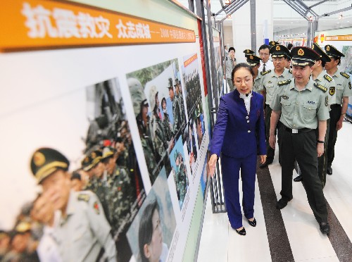6月26日,武警官兵在觀看抗震救災(zāi)圖片。當(dāng)日,“抗震救災(zāi) 眾志成城——2008中國(guó)抗震救災(zāi)大型新聞圖片展”黑龍江地區(qū)巡展首展式在哈爾濱黑龍江大學(xué)舉行,展出照片300余幅。展覽還將陸續(xù)在全省主要地市進(jìn)行巡展。 新華社記者王建威攝