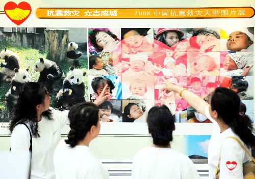 6月26日,幾位參觀者在觀看抗震救災(zāi)圖片。當(dāng)日,“抗震救災(zāi) 眾志成城——2008中國(guó)抗震救災(zāi)大型新聞圖片展”黑龍江地區(qū)巡展首展式在哈爾濱黑龍江大學(xué)舉行,展出照片300余幅。展覽還將陸續(xù)在全省主要地市進(jìn)行巡展。 新華社記者 王建威 攝