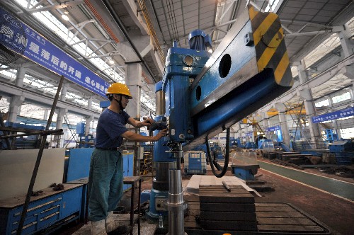 7月1日,東氣集團(tuán)東方汽輪機(jī)廠主機(jī)四分廠職工在生產(chǎn)線上工作。 位于四川綿竹市漢旺鎮(zhèn)的東方電氣集團(tuán)東方汽輪機(jī)廠主機(jī)四分廠在地震中受災(zāi)嚴(yán)重,工廠職工生產(chǎn)自救,目前多個(gè)車(chē)間已經(jīng)恢復(fù)生產(chǎn)。 新華社記者 聶建江 攝