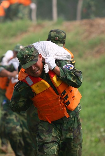 7月2日,河南預(yù)備役高炮師官兵在黃河河南封丘段舉行防汛演練。 針對連日的強(qiáng)降雨,河南封丘舉行黃河防汛演練,以應(yīng)對可能發(fā)生的險(xiǎn)情,300多名河南預(yù)備役高炮師官兵參演。 新華社發(fā)(陳曉東 攝)
