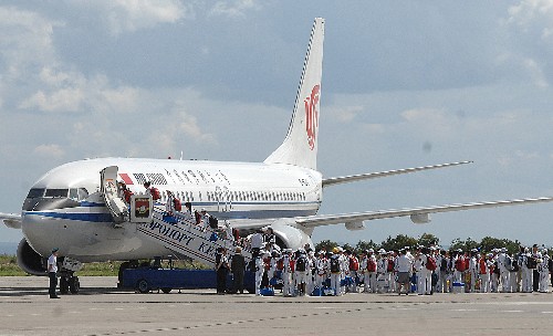 8月5日,在俄羅斯達克麥羅沃國際機場,來自中國甘肅地震災區(qū)的學生登上國航包機準備回國。當天,93名來自甘肅地震災區(qū)的中小學生結束在俄休養(yǎng),啟程回國。 新華社記者董愛波攝