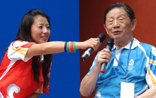 8月7日,擔(dān)任本次活動(dòng)司儀的前奧運(yùn)會(huì)冠軍楊揚(yáng)(左)在會(huì)上采訪(fǎng)87歲高齡的奧運(yùn)志愿者孫芳垂。當(dāng)日,聯(lián)合國(guó)駐華系統(tǒng)和北京奧組委在北京共同舉辦慶?;顒?dòng),激勵(lì)和慰問(wèn)為第29屆奧運(yùn)會(huì)和中國(guó)的社會(huì)發(fā)展做出不懈努力的志愿者。 新華社發(fā)(賀長(zhǎng)山 攝)