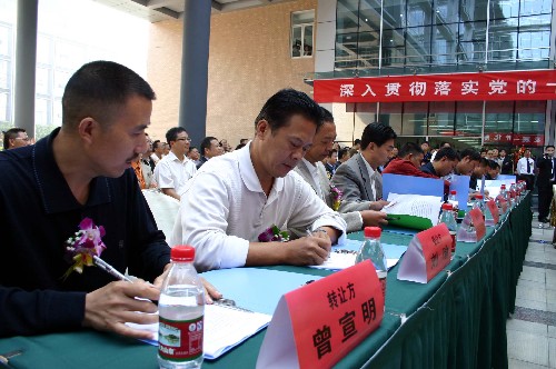 10月13日,轉讓方與受讓方在簽訂農(nóng)村產(chǎn)權轉讓協(xié)議。 當日,成都農(nóng)村產(chǎn)權交易所揭牌成立,這是國內首個農(nóng)村產(chǎn)權綜合性市場平臺。該交易所將通過對土地承包經(jīng)營權、農(nóng)業(yè)類知識產(chǎn)權等欲轉讓農(nóng)村產(chǎn)權信息進行收集發(fā)布、科學評估和專業(yè)服務,來推動農(nóng)村產(chǎn)權的合理流動,實現(xiàn)農(nóng)村資本的有序流轉。 新華社記者 劉海 攝