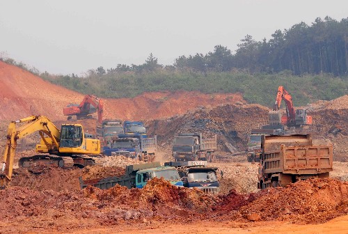10月23日,武(漢)廣(州)鐵路客運專線新韶關(guān)站正式動工建設(shè),至此,武廣鐵路客運專線全面進入站后工程建設(shè)階段。新韶關(guān)站是武廣鐵路客運專線全線14個車站之一,站房面積1.6萬平方米,總投資1.5億元。武廣鐵路客運專線開通后,從韶關(guān)向南到廣州只需1小時,向北到長沙只需2小時,將使韶關(guān)融入珠三角1小時經(jīng)濟圈。 新華社記者 徐清揚 攝