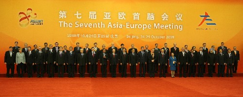 10月24日,中國(guó)國(guó)家主席胡錦濤、國(guó)務(wù)院總理溫家寶與參加第七屆亞歐首腦會(huì)議的外方領(lǐng)導(dǎo)人在北京人民大會(huì)堂集體合影。 新華社記者蘭紅光攝