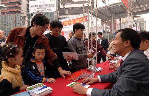 11月2日,農(nóng)民工在九龍坡區(qū)教委咨詢臺前就子女就學(xué)問題進(jìn)行咨詢。當(dāng)日是第二個重慶市農(nóng)民工日,由重慶市教育委員會、重慶市九龍坡區(qū)人民政府共同主辦的“同在藍(lán)天下,攜手共成長”農(nóng)民工子女就學(xué)“關(guān)心關(guān)愛”大型咨詢活動在重慶楊家坪步行街拉開帷幕。來自重慶市教育委員會和各區(qū)縣教育部門、職業(yè)技術(shù)學(xué)校的上百人,就農(nóng)民工子女入學(xué)、職業(yè)技術(shù)培訓(xùn)、學(xué)費減免等問題為農(nóng)民工們進(jìn)行了專業(yè)咨詢。據(jù)了解,重慶市目前接受農(nóng)民工子女就學(xué)的指定學(xué)校已經(jīng)達(dá)到了406所,接受進(jìn)城農(nóng)民工子女19.8萬人。新華社記者 劉潺 攝