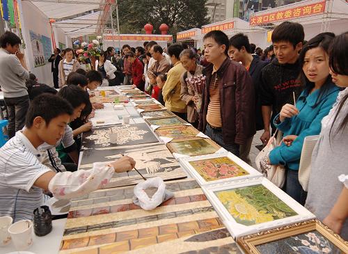 11月2日,重慶市某職業(yè)技術(shù)學(xué)校的學(xué)生們在向參加咨詢活動的農(nóng)民工展示自己在職業(yè)技術(shù)學(xué)校學(xué)到的技能。 新華社記者 劉潺 攝