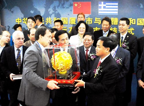 1月2日,廈門市市長(zhǎng)劉賜貴(前右)與馬拉松市市長(zhǎng)在儀式上交換紀(jì)念品。當(dāng)日,國(guó)際馬拉松城市市長(zhǎng)論壇在廈門舉行,希臘馬拉松市、肯尼亞內(nèi)羅畢市、馬來(lái)西亞檳城等世界知名馬拉松賽舉辦城市的市長(zhǎng)以及國(guó)際田聯(lián)代表齊聚廈門,共同交流馬拉松運(yùn)動(dòng)的發(fā)展經(jīng)驗(yàn)。論壇期間,廈門市與馬拉松市正式締結(jié)為友好城市。 新華社記者胡蘇攝