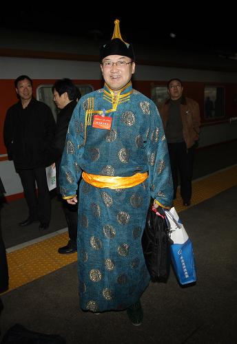 3月1日,來(lái)自內(nèi)蒙古自治區(qū)的全國(guó)政協(xié)委員白音門德走下火車。新華社記者 邢廣利 攝
