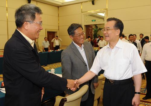 這是會(huì)前和臺(tái)資企業(yè)代表握手。當(dāng)日,中共中央政治局常委、國(guó)務(wù)院總理溫家寶來(lái)到廈門進(jìn)行考察。新華社記者 李學(xué)仁 攝