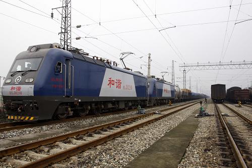 這是在成都的“和諧型”電力機(jī)車(chē)(5月8日攝)。新華社記者 高學(xué)余 攝