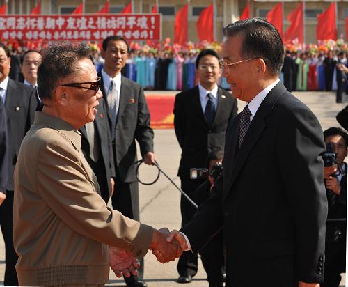 10月4日,應(yīng)朝鮮勞動(dòng)黨中央委員會(huì)和朝鮮政府邀請,中共中央政治局常委、國務(wù)院總理溫家寶乘專機(jī)抵達(dá)平壤,開始對朝鮮民主主義人民共和國進(jìn)行正式友好訪問。朝鮮勞動(dòng)黨總書記、國防委員會(huì)委員長金正日,朝鮮最高人民會(huì)議常任委員會(huì)委員長金永南,朝鮮內(nèi)閣總理金英日到機(jī)場迎接。這是溫家寶和金正日握手。新華社記者 黃敬文 攝
