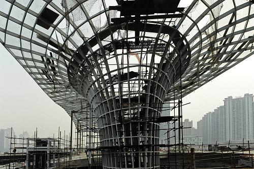 1月9日拍攝的上海十六鋪碼頭巨大的鋼結(jié)構(gòu)玻璃天棚。新華社發(fā)(郭長(zhǎng)耀 攝)