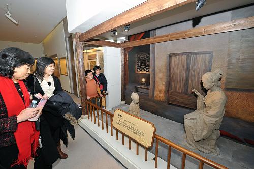 1月10日,參觀者在博物館里觀看“孟母教子”展覽。當(dāng)日,中國(guó)婦女兒童博物館在北京開館。該館是我國(guó)第一家以婦女兒童為主題的國(guó)家級(jí)博物館。博物館建筑面積約3.5萬(wàn)平方米,館藏文物3萬(wàn)余件。中國(guó)婦女兒童博物館開館后,可通過(guò)預(yù)約接待團(tuán)體參觀。同時(shí),博物館官方網(wǎng)站也正式開通。新華社記者 何俊昌 攝