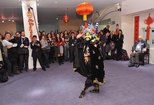 2月2日晚,在比利時首都布魯塞爾的歐洲議會大廈,演員為來賓表演中國傳統(tǒng)的川劇變臉。 新華社記者 武巍 攝