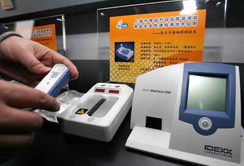 在世博食品安全檢測(cè)實(shí)驗(yàn)室內(nèi)拍攝的可對(duì)乳制品中的三氯氰胺等進(jìn)行檢測(cè)的食品檢測(cè)設(shè)備(3月1日攝)。3月1日,位于上海世博會(huì)園區(qū)內(nèi)的三個(gè)“世博食品安全檢測(cè)實(shí)驗(yàn)室”正式啟用,實(shí)驗(yàn)室內(nèi)共有58項(xiàng)食品安全檢測(cè)技術(shù),擁有達(dá)到國(guó)際先進(jìn)水平的食品安全快速檢測(cè)系統(tǒng),將于世博會(huì)期間對(duì)入園食品進(jìn)行嚴(yán)格檢測(cè)。 新華社記者 劉穎 攝