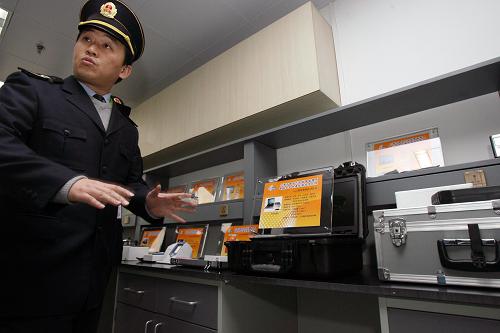 3月1日,世博食品安全檢測(cè)實(shí)驗(yàn)室的工作人員在介紹食品檢測(cè)設(shè)備。新華社記者 劉穎 攝