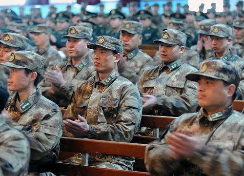 3月5日,擔(dān)負(fù)非洲利比里亞維和任務(wù)的中國(guó)人民解放軍內(nèi)蒙古軍區(qū)某部官兵在集結(jié)整訓(xùn)動(dòng)員大會(huì)上。新華社記者 張領(lǐng) 攝