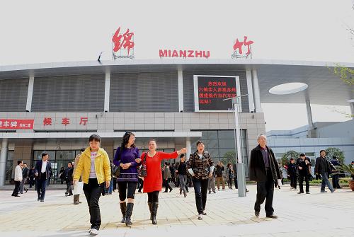 4月25日,來自綿竹市孝德等6鎮(zhèn)的群眾正在參觀由蘇州援建的綿竹市汽車站。新華社記者 陳燮 攝