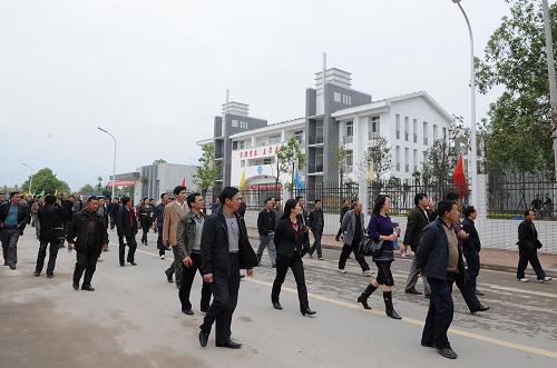 4月25日,來自綿竹市孝德等6鎮(zhèn)的群眾正在參觀新建的齊天鎮(zhèn)。新華社記者 陳燮 攝
