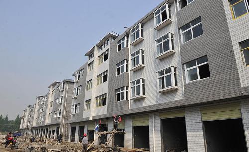 建設(shè)中的沙洋縣后港鎮(zhèn)荊南村移民安置點(5月24日攝)。湖北省南水北調(diào)庫區(qū)外遷移民共有15245戶,63622人(不含試點移民),將外遷到省內(nèi)的178個安置點。截至目前,全部移民戶已經(jīng)完成外遷的“雙確認(rèn)、雙委托”工作,并已開工建房14447戶,安置點內(nèi)的路、水、電施工也已經(jīng)同時全面展開。據(jù)介紹,外遷移民將在8月30日前全部完成搬遷。新華社記者 郝同前 攝