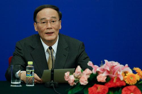 這是中國國家主席胡錦濤特別代表、國務(wù)院副總理王岐山在記者招待會上發(fā)言。新華社記者張鐸攝