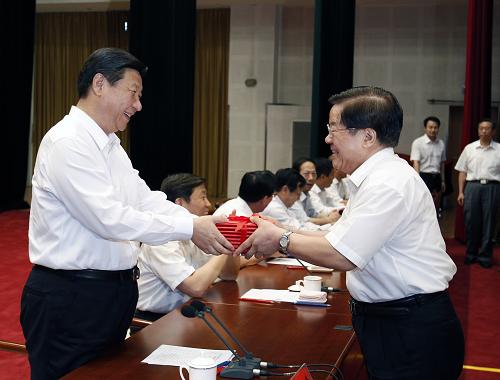 7月16日,中共中央黨校在北京舉行2010年春季學(xué)期畢業(yè)典禮。中共中央政治局常委、中央書記處書記、中央黨校校長(zhǎng)習(xí)近平出席畢業(yè)典禮,并為學(xué)員頒發(fā)畢業(yè)證書。