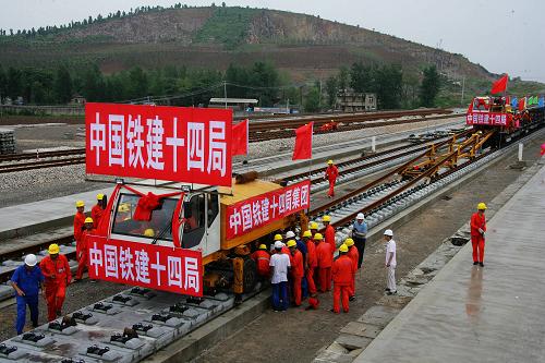 7月17日,中國鐵建十四局集團京滬高鐵的鋪軌車整裝待發(fā)。新華社發(fā)(劉文攝)