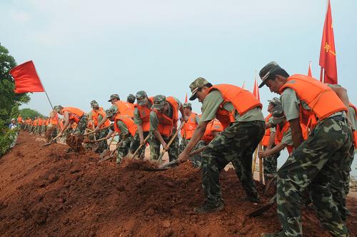 7月20日,武警江西總隊官兵在鄱陽縣昌江圩堤處理崩岸險情。新華社發(fā)(謝析搏攝)
