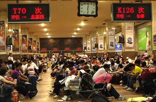 7月24日,受列車(chē)晚點(diǎn)影響的旅客在候車(chē)室內(nèi)候車(chē)。7月23日18時(shí)30分,隴海鐵路陜西太要至潼關(guān)段遭受今年最強(qiáng)暴雨襲擊,致使區(qū)段內(nèi)多處地段塌方,泥石流和傾倒的樹(shù)木阻斷了鐵路線路,隴海鐵路被迫中斷,目前已影響10多趟列車(chē)運(yùn)行。 新華社發(fā)(劉瀟攝)