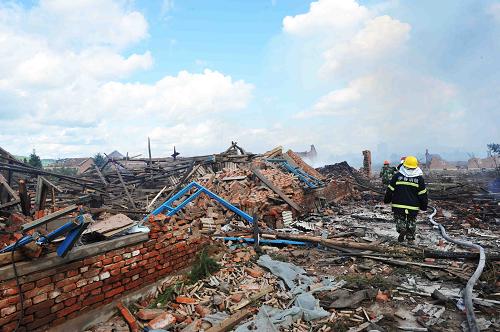8月16日,消防隊(duì)員在爆炸現(xiàn)場滅火。記者從黑龍江省伊春市政府獲悉,黑龍江伊春市烏馬河區(qū)華利實(shí)業(yè)有限公司(鞭炮廠)發(fā)生爆炸,截至16日18時(shí),爆炸已造成13人死亡,148人受傷。當(dāng)日9時(shí)45分許,伊春市烏馬河區(qū)華利實(shí)業(yè)有限公司(鞭炮廠)發(fā)生爆炸。據(jù)目擊者稱,爆炸發(fā)生時(shí),方圓5公里內(nèi)均有震感。方圓1公里范圍內(nèi),建筑物的玻璃幾乎都被震碎,附近2000余人被緊急疏散。 新華社記者 王建威 攝