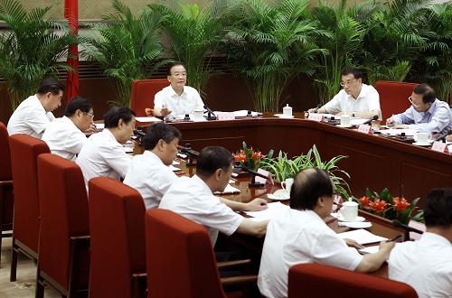 8月17日,國務(wù)院總理、國務(wù)院振興東北地區(qū)等老工業(yè)基地領(lǐng)導小組組長溫家寶在北京主持召開領(lǐng)導小組第二次全體會議。國務(wù)院副總理、國務(wù)院振興東北地區(qū)等老工業(yè)基地領(lǐng)導小組副組長李克強,國務(wù)院副總理回良玉出席會議。 新華社記者 劉建生 攝
