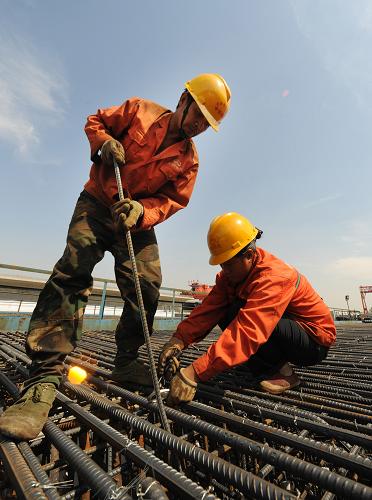 這是中鐵四局建設(shè)者在綁扎箱梁鋼筋(10月3日攝)。“十一”長假期間,合肥鐵路樞紐南環(huán)線包河梁場的工地上仍舊是一派忙碌景象。合肥鐵路樞紐南環(huán)線包河梁場承擔(dān)著合肥鐵路樞紐南環(huán)線、合福客專線544片箱梁預(yù)制任務(wù),為確保箱梁架設(shè),廣大建設(shè)者放棄與家人團(tuán)聚,加班加點(diǎn),奮戰(zhàn)在合肥鐵路樞紐南環(huán)線制梁工地。新華社發(fā)(李曉明 攝)