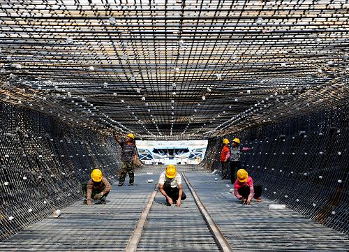 這是中鐵四局建設(shè)者在綁扎箱梁鋼筋(10月3日攝)。新華社發(fā)(李曉明 攝)