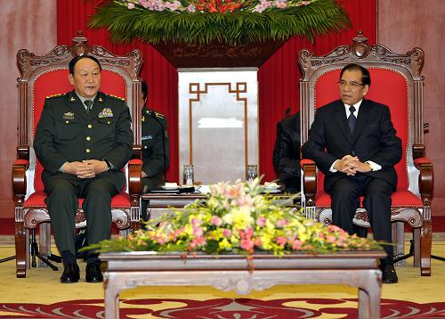 10月10日,越共中央總書記農(nóng)德孟(右)在位于越南河內(nèi)的越共中央會(huì)見廳會(huì)見中國(guó)國(guó)務(wù)委員兼國(guó)防部長(zhǎng)梁光烈。新華社記者 黃曉勇 攝
