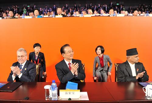 10月31日晚,中國(guó)2010年上海世博會(huì)閉幕式在世博文化中心舉行。這是中國(guó)國(guó)務(wù)院總理溫家寶同中外嘉賓在主席臺(tái)上就座。新華社記者 黃敬文 攝