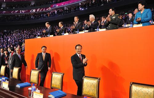 這是中國(guó)國(guó)務(wù)院總理溫家寶同中外嘉賓步入會(huì)場(chǎng)。新華社記者 黃敬文 攝