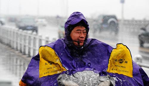 12月15日,長(zhǎng)沙市民在雪中騎行。 當(dāng)日,古城長(zhǎng)沙迎來(lái)了今年入冬以來(lái)的第一場(chǎng)雪,市區(qū)氣溫已降至2攝氏度以下。據(jù)天氣預(yù)報(bào)稱,15日白天到夜間,長(zhǎng)沙市區(qū)由中雪轉(zhuǎn)小雪,最高氣溫2攝氏度,最低氣溫-2攝氏度,北風(fēng)4至5級(jí)。 新華社記者 龍弘濤 攝