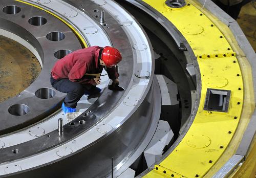 12月15日,一名工人擦拭三峽地下電站32號(hào)機(jī)組底座,為吊裝轉(zhuǎn)子做準(zhǔn)備。新華社發(fā)(鄭家裕 攝)