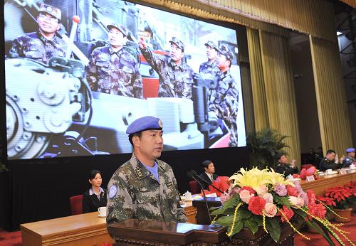 這是北京軍區(qū)某工兵團(tuán)團(tuán)長(zhǎng)江漢剛發(fā)言。新華社記者 黃敬文 攝