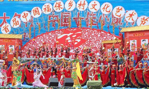 11月19日,首屆中國(guó)福保鄉(xiāng)村文化藝術(shù)節(jié)在云南省昆明市官渡區(qū)福保村開幕。這次鄉(xiāng)村文化藝術(shù)節(jié)包含中國(guó)鄉(xiāng)村民間藝術(shù)大集、中國(guó)鄉(xiāng)村美食長(zhǎng)街宴、中國(guó)村官文化論壇、中國(guó)鄉(xiāng)村民族民間歌舞展演、中國(guó)小康村風(fēng)采暨村辦企業(yè)成果博覽會(huì)等五大活動(dòng),活動(dòng)將持續(xù)到22日。新華社記者 蔡祥榮 攝